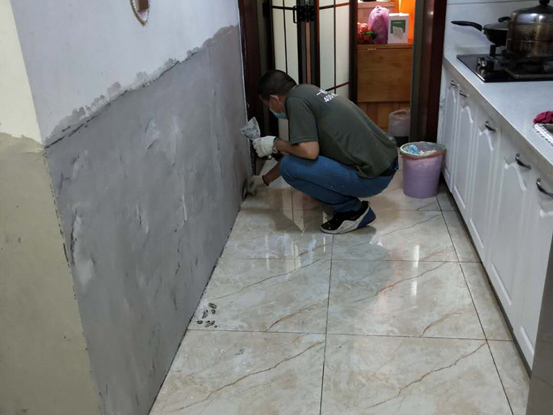 墻裙重新刮膩?zhàn)臃拢何覀冪P墻一般要鏟到抹灰層，然后檢查裂縫，常規(guī)來說，裂縫一般都選用牛皮紙帶或者防裂網(wǎng)格貼住裂縫。貼完之后要用界面劑把墻面基層處理一遍，作用就是讓后刮的膩?zhàn)幽芨玫暮鸵郧暗脑袎γ嬲澈稀９文佔(zhàn)幼詈眠x顆粒細(xì)度較高和質(zhì)地較硬的膩?zhàn)?。刮膩?zhàn)拥臅r候要注意，刮涂的時候要均勻，上一遍施工之后要等這層徹底干透之后才能進(jìn)行下一步的施工。墻面翻新刮膩?zhàn)又缶褪谴蚰?，要對墻面打磨找平，先是用石膏對膩?zhàn)舆M(jìn)行修補(bǔ)然后用砂紙打磨。