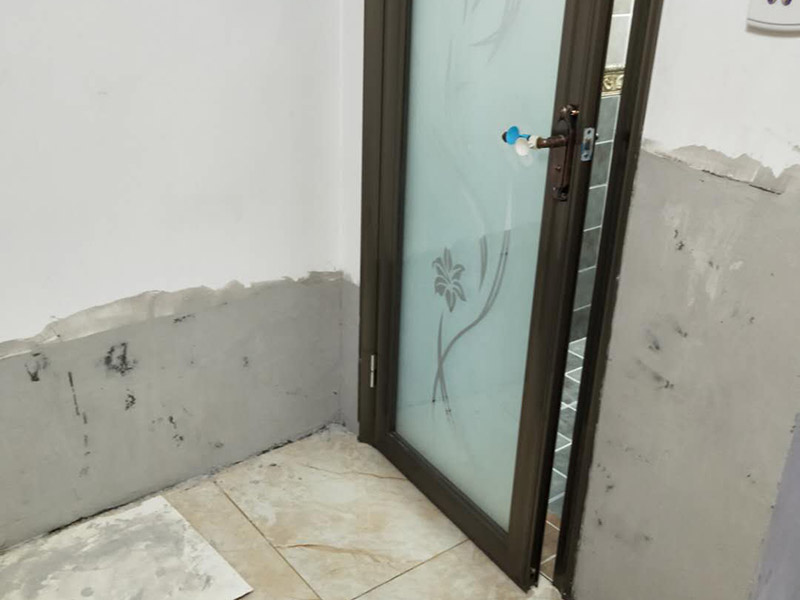 墻裙重新刮膩?zhàn)臃拢何覀冪P墻一般要鏟到抹灰層，然后檢查裂縫，常規(guī)來說，裂縫一般都選用牛皮紙帶或者防裂網(wǎng)格貼住裂縫。貼完之后要用界面劑把墻面基層處理一遍，作用就是讓后刮的膩?zhàn)幽芨玫暮鸵郧暗脑袎γ嬲澈?。刮膩?zhàn)幼詈眠x顆粒細(xì)度較高和質(zhì)地較硬的膩?zhàn)?。刮膩?zhàn)拥臅r候要注意，刮涂的時候要均勻，上一遍施工之后要等這層徹底干透之后才能進(jìn)行下一步的施工。墻面翻新刮膩?zhàn)又缶褪谴蚰?，要對墻面打磨找平，先是用石膏對膩?zhàn)舆M(jìn)行修補(bǔ)然后用砂紙打磨。