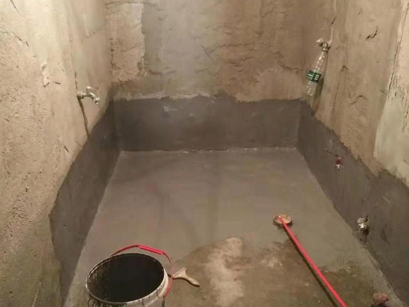 衛(wèi)生間刷防水：首先要進(jìn)行地面處理，確保地面干凈，沒(méi)有任何雜物污染，基層表面堅(jiān)實(shí)，無(wú)脫皮等現(xiàn)象，我們還要進(jìn)行地面找平，保證地面平整，沒(méi)有較大的缺陷和補(bǔ)痕。一般來(lái)說(shuō)，衛(wèi)生間的防水要做到180厘米，非淋浴墻面防水不能低于35厘米。小編建議防水統(tǒng)一做到180厘米。刷涂料不僅要注意高度，還有注意涂刷的厚度，國(guó)家規(guī)定防水涂料要涂到1.5毫米厚。防水涂料是要刷兩遍，第二遍涂料是要等第一遍涂料干透之后才能開(kāi)始刷。