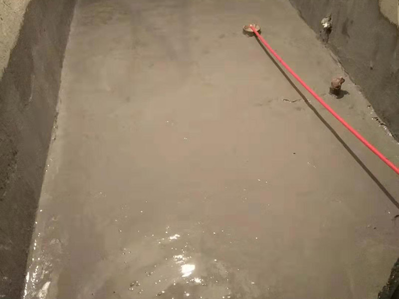 衛(wèi)生間刷防水：首先要進(jìn)行地面處理，確保地面干凈，沒(méi)有任何雜物污染，基層表面堅(jiān)實(shí)，無(wú)脫皮等現(xiàn)象，我們還要進(jìn)行地面找平，保證地面平整，沒(méi)有較大的缺陷和補(bǔ)痕。一般來(lái)說(shuō)，衛(wèi)生間的防水要做到180厘米，非淋浴墻面防水不能低于35厘米。小編建議防水統(tǒng)一做到180厘米。刷涂料不僅要注意高度，還有注意涂刷的厚度，國(guó)家規(guī)定防水涂料要涂到1.5毫米厚。防水涂料是要刷兩遍，第二遍涂料是要等第一遍涂料干透之后才能開(kāi)始刷。