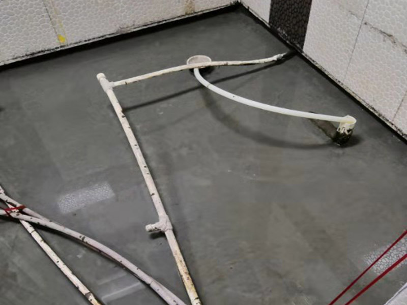 衛(wèi)生間閉水試驗：防水施工驗收，需要進行兩次閉水試驗。但是沒有規(guī)定兩次閉水試驗都是在什么時候做，所以不同地區(qū)、不同裝修公司，做兩次試驗的時間也不同。常見兩種做法： 1.第一次防水試驗在防水層施工完成，保護層施工之前進行，這種做法可以及早找出防水層施工的錯誤，并及時進行改正。 第二次防水試驗在保護層施工完成后進行，這一次試驗也是業(yè)主、物業(yè)對防水工程的驗收。 2.第一次防水試驗在防水完全施工后（保護層也施工完成），驗收也是在此時進行。 第二次防水試驗在地面、潔具施工完成后（入住前）。這樣做的好處，是可以檢查在地面施工時，是否對防水層造成了破壞。 無論使用哪種做法，在發(fā)現(xiàn)防水施工錯誤之后，應(yīng)立刻進行維修。且維修后應(yīng)該重新做兩次閉水試驗。