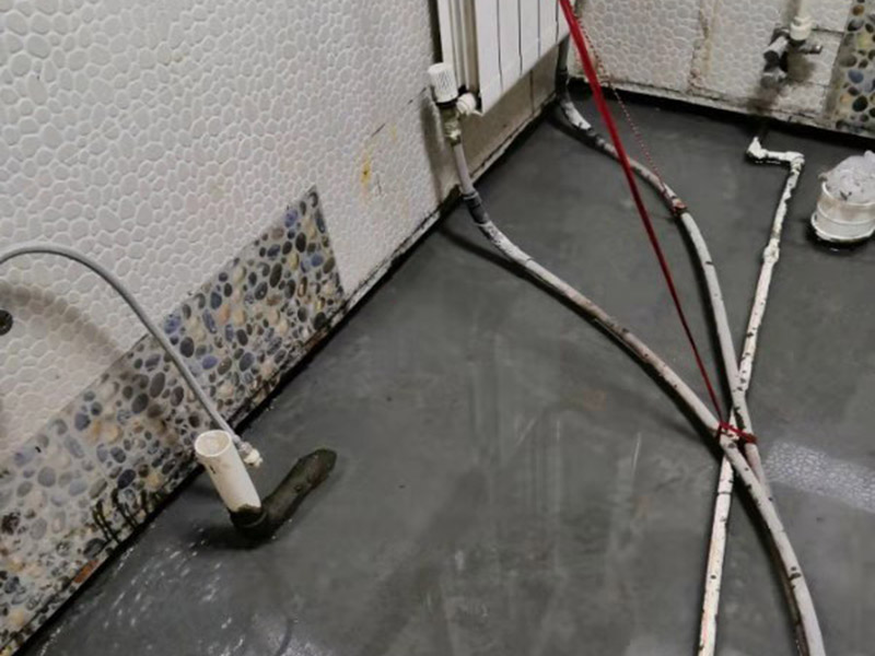 衛(wèi)生間閉水試驗：防水施工驗收，需要進行兩次閉水試驗。但是沒有規(guī)定兩次閉水試驗都是在什么時候做，所以不同地區(qū)、不同裝修公司，做兩次試驗的時間也不同。常見兩種做法： 1.第一次防水試驗在防水層施工完成，保護層施工之前進行，這種做法可以及早找出防水層施工的錯誤，并及時進行改正。 第二次防水試驗在保護層施工完成后進行，這一次試驗也是業(yè)主、物業(yè)對防水工程的驗收。 2.第一次防水試驗在防水完全施工后（保護層也施工完成），驗收也是在此時進行。 第二次防水試驗在地面、潔具施工完成后（入住前）。這樣做的好處，是可以檢查在地面施工時，是否對防水層造成了破壞。 無論使用哪種做法，在發(fā)現(xiàn)防水施工錯誤之后，應(yīng)立刻進行維修。且維修后應(yīng)該重新做兩次閉水試驗。