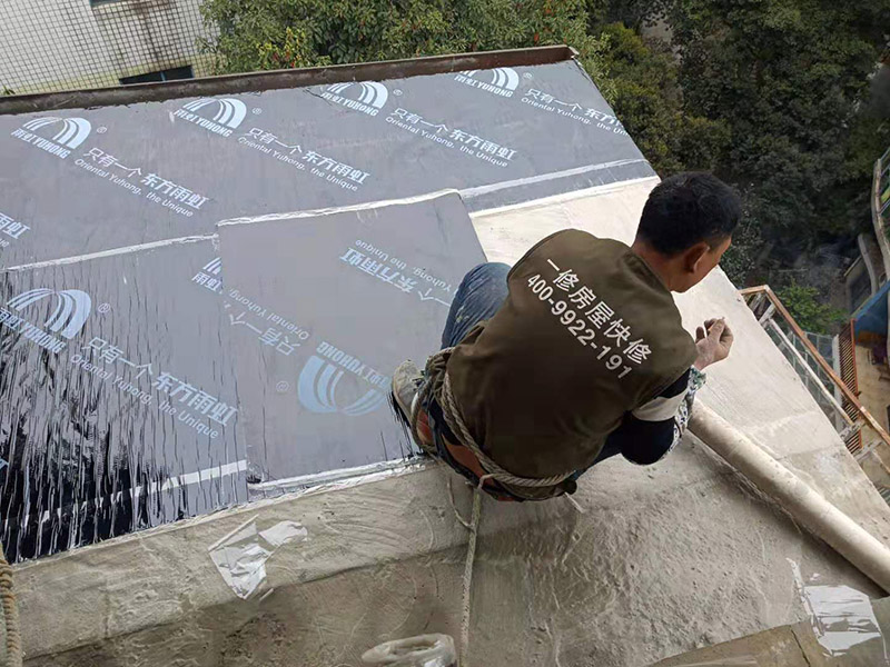 露臺(tái)屋頂防水：1.把基面處理成堅(jiān)固、平整、干凈,無(wú)灰塵、油膩、蠟等以及其它碎屑物質(zhì);基面有孔隙、裂縫、不平等缺陷的,須預(yù)先用水泥砂漿修補(bǔ)抹平2.選擇適合家裝的防水材料。防水材料建議選擇柔嫩型的聚合物水泥基防水涂/漿料。3.注意防水要施工到位。