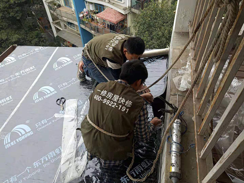 露臺(tái)屋頂防水：1.把基面處理成堅(jiān)固、平整、干凈,無(wú)灰塵、油膩、蠟等以及其它碎屑物質(zhì);基面有孔隙、裂縫、不平等缺陷的,須預(yù)先用水泥砂漿修補(bǔ)抹平2.選擇適合家裝的防水材料。防水材料建議選擇柔嫩型的聚合物水泥基防水涂/漿料。3.注意防水要施工到位。