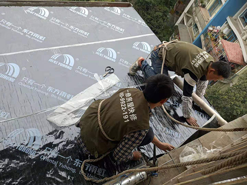 露臺(tái)屋頂防水：1.把基面處理成堅(jiān)固、平整、干凈,無(wú)灰塵、油膩、蠟等以及其它碎屑物質(zhì);基面有孔隙、裂縫、不平等缺陷的,須預(yù)先用水泥砂漿修補(bǔ)抹平2.選擇適合家裝的防水材料。防水材料建議選擇柔嫩型的聚合物水泥基防水涂/漿料。3.注意防水要施工到位。