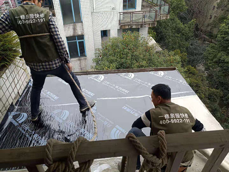 露臺(tái)屋頂防水：1.把基面處理成堅(jiān)固、平整、干凈,無(wú)灰塵、油膩、蠟等以及其它碎屑物質(zhì);基面有孔隙、裂縫、不平等缺陷的,須預(yù)先用水泥砂漿修補(bǔ)抹平2.選擇適合家裝的防水材料。防水材料建議選擇柔嫩型的聚合物水泥基防水涂/漿料。3.注意防水要施工到位。