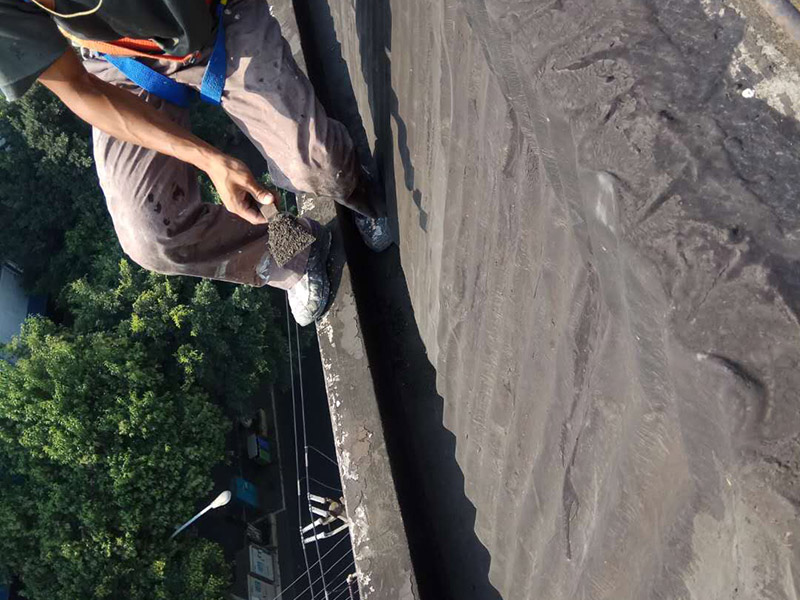 屋頂防水施工：首先，用水泥砂漿找平，同時做好防水層和保護(hù)層，然后，檢查基層處理并進(jìn)行清理，要求不能有任何雜質(zhì)，且屋面必須保持干燥，否則會直接影響防水效果，最后，根據(jù)當(dāng)天的施工量配置相應(yīng)的瀝青，并參照從高到低、從遠(yuǎn)到近的順序，開始鋪貼屋面防水卷材。