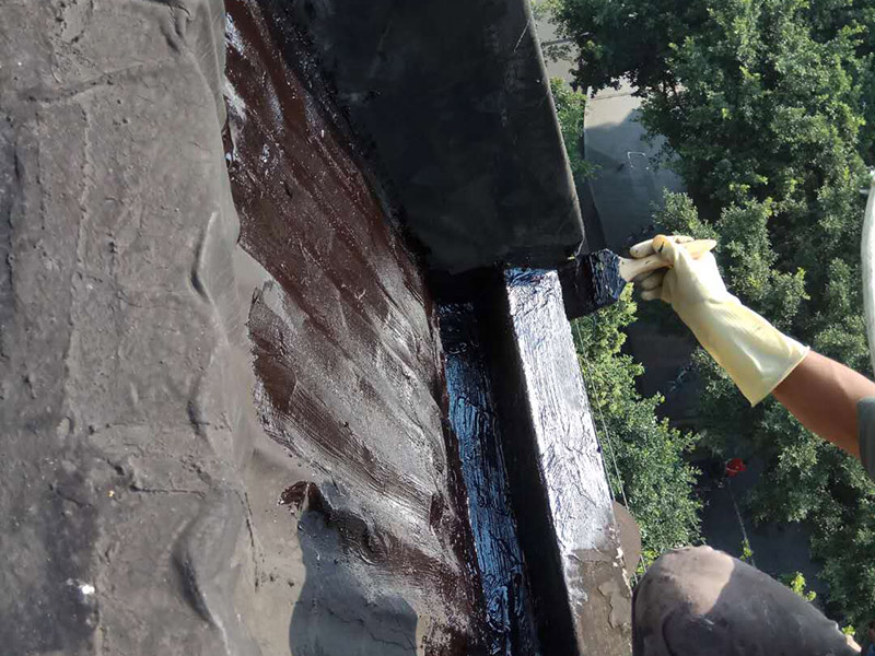 屋頂防水施工：首先，用水泥砂漿找平，同時做好防水層和保護(hù)層，然后，檢查基層處理并進(jìn)行清理，要求不能有任何雜質(zhì)，且屋面必須保持干燥，否則會直接影響防水效果，最后，根據(jù)當(dāng)天的施工量配置相應(yīng)的瀝青，并參照從高到低、從遠(yuǎn)到近的順序，開始鋪貼屋面防水卷材。