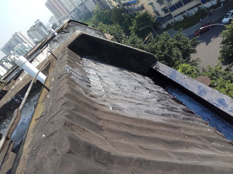 屋頂防水施工：首先，用水泥砂漿找平，同時做好防水層和保護(hù)層，然后，檢查基層處理并進(jìn)行清理，要求不能有任何雜質(zhì)，且屋面必須保持干燥，否則會直接影響防水效果，最后，根據(jù)當(dāng)天的施工量配置相應(yīng)的瀝青，并參照從高到低、從遠(yuǎn)到近的順序，開始鋪貼屋面防水卷材。