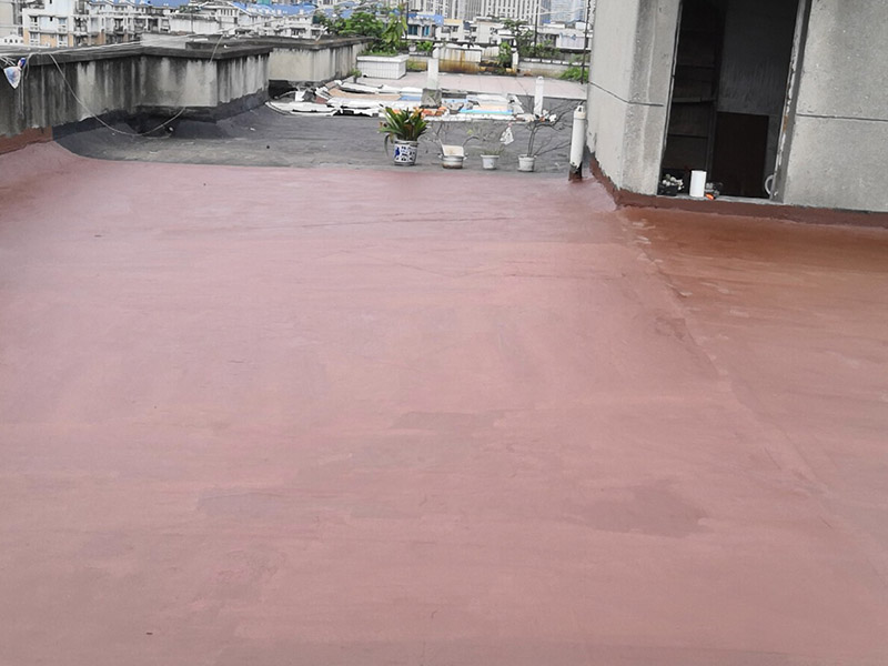 樓頂屋面防水涂刷：1．在干燥表基面上施工防水涂料前應(yīng)先濕潤基du面至無明水為準(zhǔn)，若基面潮濕但無明水可直接施工。2．按配比先將防水漿料乳液倒入拌料桶中，然后再將粉料倒入，充分攪拌至均勻、無料粒糊狀，靜置十分鐘后再攪拌一下，效果更佳。3．用毛刷或滾刷直接將膠漿涂刷在基面上，待第一層完全干透后（約2小時或手擦不粘為準(zhǔn)），再涂刷第二遍，兩遍的涂刷方向應(yīng)交錯。