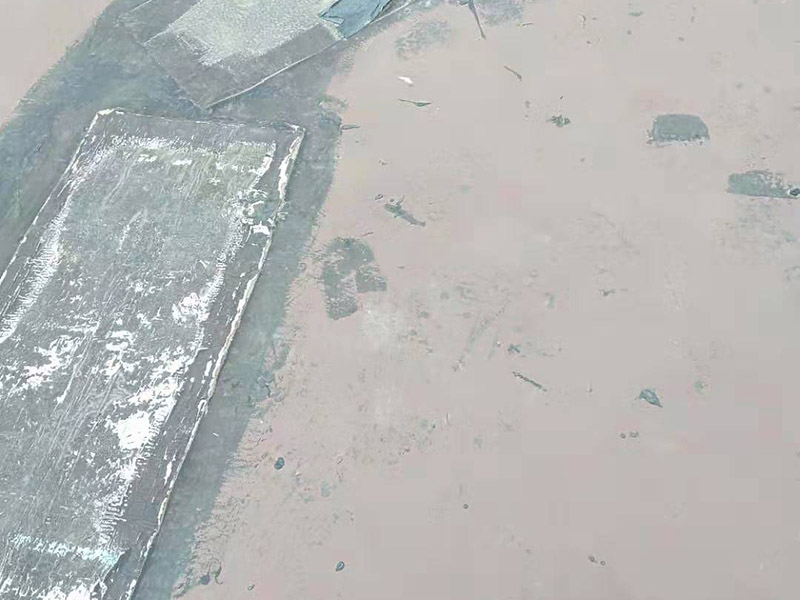 樓頂屋面防水涂刷：1．在干燥表基面上施工防水涂料前應(yīng)先濕潤基du面至無明水為準(zhǔn)，若基面潮濕但無明水可直接施工。2．按配比先將防水漿料乳液倒入拌料桶中，然后再將粉料倒入，充分攪拌至均勻、無料粒糊狀，靜置十分鐘后再攪拌一下，效果更佳。3．用毛刷或滾刷直接將膠漿涂刷在基面上，待第一層完全干透后（約2小時或手擦不粘為準(zhǔn)），再涂刷第二遍，兩遍的涂刷方向應(yīng)交錯。