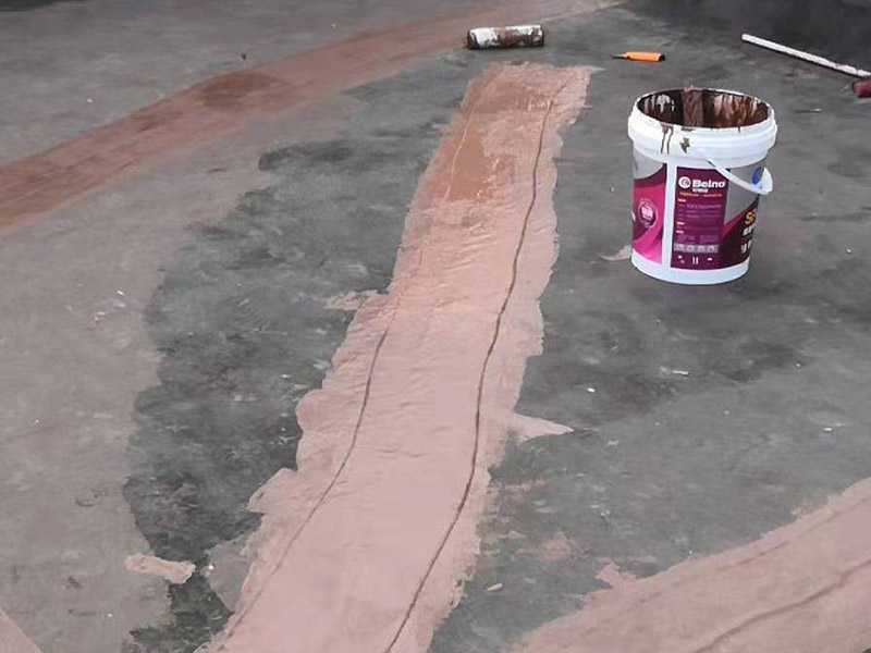 樓頂屋面防水涂刷：1．在干燥表基面上施工防水涂料前應(yīng)先濕潤基du面至無明水為準(zhǔn)，若基面潮濕但無明水可直接施工。2．按配比先將防水漿料乳液倒入拌料桶中，然后再將粉料倒入，充分攪拌至均勻、無料粒糊狀，靜置十分鐘后再攪拌一下，效果更佳。3．用毛刷或滾刷直接將膠漿涂刷在基面上，待第一層完全干透后（約2小時或手擦不粘為準(zhǔn)），再涂刷第二遍，兩遍的涂刷方向應(yīng)交錯。