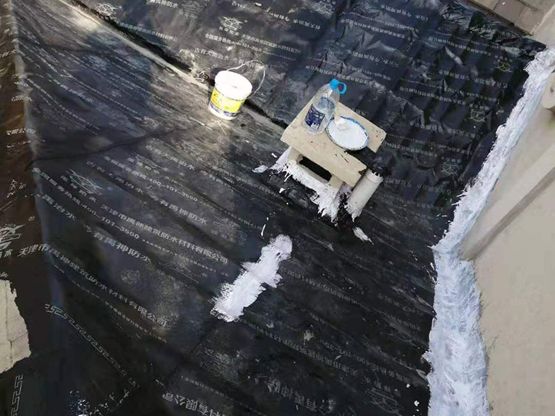 屋頂瓦房鋪防水卷材：1.可以在房子上面鋪上防雨布。2.最好是在瓦下面刷上防雨的材料，之后再鋪瓦。3.可以做防水吊頂。4.傳統(tǒng)的防水補(bǔ)漏。