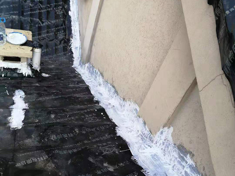 屋頂瓦房鋪防水卷材：1.可以在房子上面鋪上防雨布。2.最好是在瓦下面刷上防雨的材料，之后再鋪瓦。3.可以做防水吊頂。4.傳統(tǒng)的防水補(bǔ)漏。