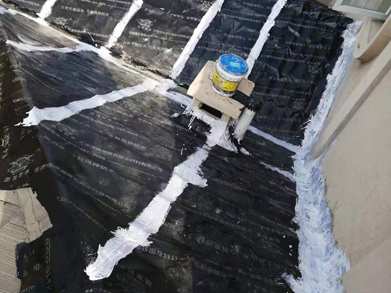 屋頂瓦房鋪防水卷材：1.可以在房子上面鋪上防雨布。2.最好是在瓦下面刷上防雨的材料，之后再鋪瓦。3.可以做防水吊頂。4.傳統(tǒng)的防水補(bǔ)漏。