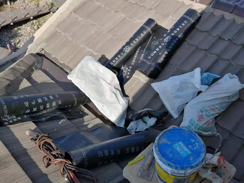 屋頂瓦房鋪防水卷材：1.可以在房子上面鋪上防雨布。2.最好是在瓦下面刷上防雨的材料，之后再鋪瓦。3.可以做防水吊頂。4.傳統(tǒng)的防水補(bǔ)漏。