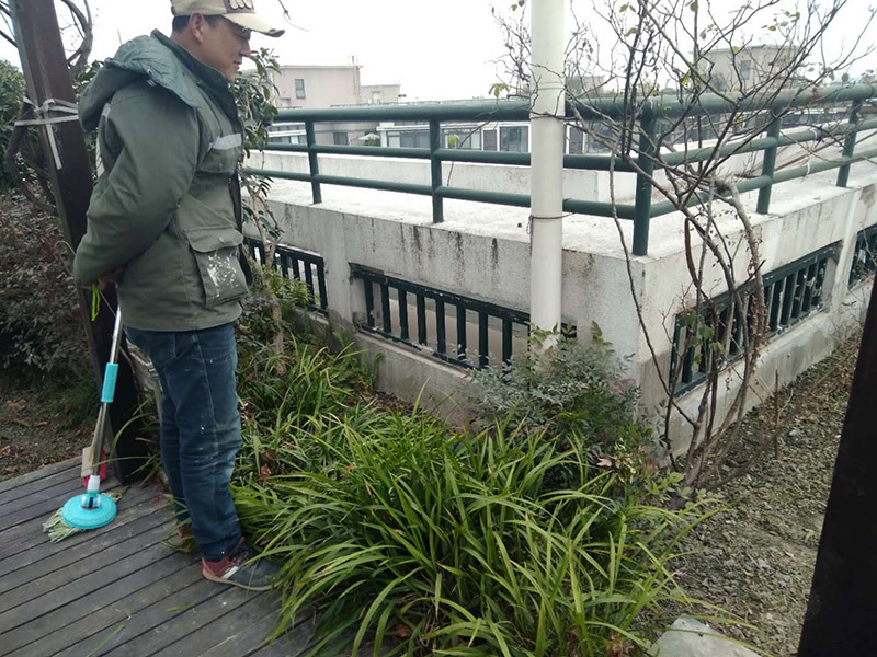 屋頂露臺看現(xiàn)場：如果防水師傅沒有檢驗基層，直接就刷防水涂料的話，那么基層比較差，后期肯定會發(fā)生滲漏問題的。當然，有的朋友會說，即便發(fā)生這種情況，后果也是該師傅來承擔的。但事實上，真的沒有人會希望發(fā)生問題，畢竟在出現(xiàn)問題之后，會給自己生活帶來很大的麻煩。