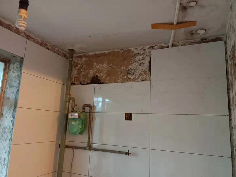 廚房墻面貼瓷磚：貼瓷片要bai根據(jù)墻面要du求，把整磚鋪貼到顯眼的地方，把切過(guò)的磚往一邊鋪貼。如果有腰線的話可以鋪貼的高度最好是超過(guò)灶臺(tái)的高度為佳。鋪貼可以鋪貼完一面墻后在進(jìn)行下個(gè)墻面，記住接口位置的拼接。最好能做到90度角，2瓷片碰接45度接口。 1、用細(xì)線拉出墻角的角度，最好每個(gè)墻角都90度。2、調(diào)好水泥漿或水泥砂漿。3、從底下橫著粘貼一排，每個(gè)磚的平整度很重要，4、連接墻角度的瓷磚接口是用收邊條還是用45度碰角。5,、一般粘貼高度為2.4米。