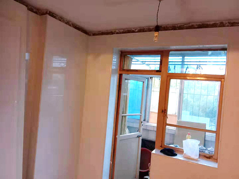 廚房墻面貼瓷磚：貼瓷片要bai根據(jù)墻面要du求，把整磚鋪貼到顯眼的地方，把切過(guò)的磚往一邊鋪貼。如果有腰線的話可以鋪貼的高度最好是超過(guò)灶臺(tái)的高度為佳。鋪貼可以鋪貼完一面墻后在進(jìn)行下個(gè)墻面，記住接口位置的拼接。最好能做到90度角，2瓷片碰接45度接口。 1、用細(xì)線拉出墻角的角度，最好每個(gè)墻角都90度。2、調(diào)好水泥漿或水泥砂漿。3、從底下橫著粘貼一排，每個(gè)磚的平整度很重要，4、連接墻角度的瓷磚接口是用收邊條還是用45度碰角。5,、一般粘貼高度為2.4米。