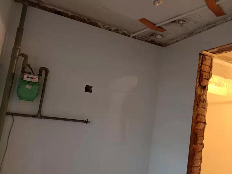 廚房墻面貼瓷磚：貼瓷片要bai根據(jù)墻面要du求，把整磚鋪貼到顯眼的地方，把切過(guò)的磚往一邊鋪貼。如果有腰線的話可以鋪貼的高度最好是超過(guò)灶臺(tái)的高度為佳。鋪貼可以鋪貼完一面墻后在進(jìn)行下個(gè)墻面，記住接口位置的拼接。最好能做到90度角，2瓷片碰接45度接口。 1、用細(xì)線拉出墻角的角度，最好每個(gè)墻角都90度。2、調(diào)好水泥漿或水泥砂漿。3、從底下橫著粘貼一排，每個(gè)磚的平整度很重要，4、連接墻角度的瓷磚接口是用收邊條還是用45度碰角。5,、一般粘貼高度為2.4米。