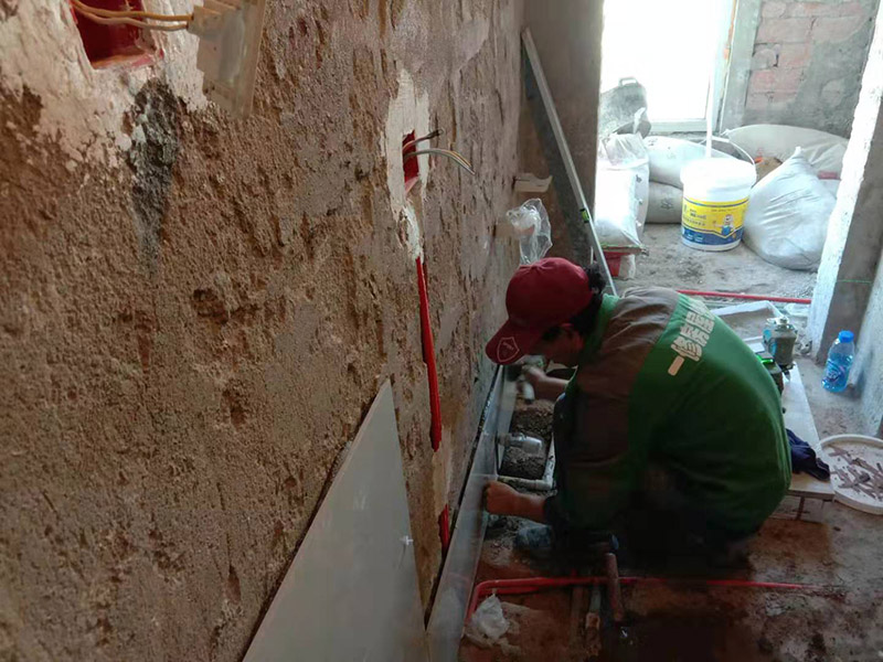 廚房貼瓷磚維修：貼磚之前你的用大盆將瓷磚浸泡12小時(shí)然后再拿到蔭涼出放置12小時(shí)；地面抄平完畢，做好地面防水及防水保護(hù)層。做好水電管線已安裝，并堵實(shí)抹平腳手眼和管洞等。臉盆架、鏡卡、管卡、水箱、煤氣等應(yīng)埋好防腐木磚，位置準(zhǔn)確。然后將殘存在基層的砂漿粉渣、灰塵、油污等清理干凈，并提前澆水濕潤(rùn)。 待底層灰六、七層干時(shí)，按圖紙要求，面磚規(guī)格及實(shí)際條件進(jìn)行排磚、彈線。刮平，隨抹隨自上而下粘貼面磚，要求砂漿飽滿，虧灰時(shí)，取下重貼，并隨時(shí)用靠尺檢查平整度，同時(shí)保證縫隙寬度一致貼完經(jīng)自檢無(wú)空鼓、不平、不直后，用棉紗擦干凈，用白水泥漿或拍干水泥擦縫，用布將縫內(nèi)的素漿擦勻，磚面擦干凈。