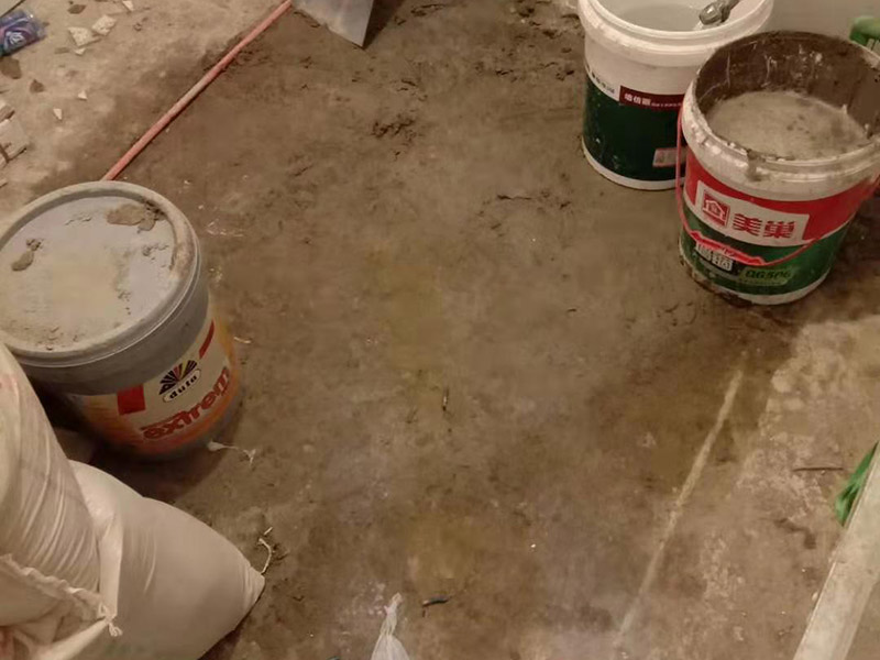 廚房貼瓷磚維修：貼磚之前你的用大盆將瓷磚浸泡12小時(shí)然后再拿到蔭涼出放置12小時(shí)；地面抄平完畢，做好地面防水及防水保護(hù)層。做好水電管線已安裝，并堵實(shí)抹平腳手眼和管洞等。臉盆架、鏡卡、管卡、水箱、煤氣等應(yīng)埋好防腐木磚，位置準(zhǔn)確。然后將殘存在基層的砂漿粉渣、灰塵、油污等清理干凈，并提前澆水濕潤(rùn)。 待底層灰六、七層干時(shí)，按圖紙要求，面磚規(guī)格及實(shí)際條件進(jìn)行排磚、彈線。刮平，隨抹隨自上而下粘貼面磚，要求砂漿飽滿，虧灰時(shí)，取下重貼，并隨時(shí)用靠尺檢查平整度，同時(shí)保證縫隙寬度一致貼完經(jīng)自檢無(wú)空鼓、不平、不直后，用棉紗擦干凈，用白水泥漿或拍干水泥擦縫，用布將縫內(nèi)的素漿擦勻，磚面擦干凈。