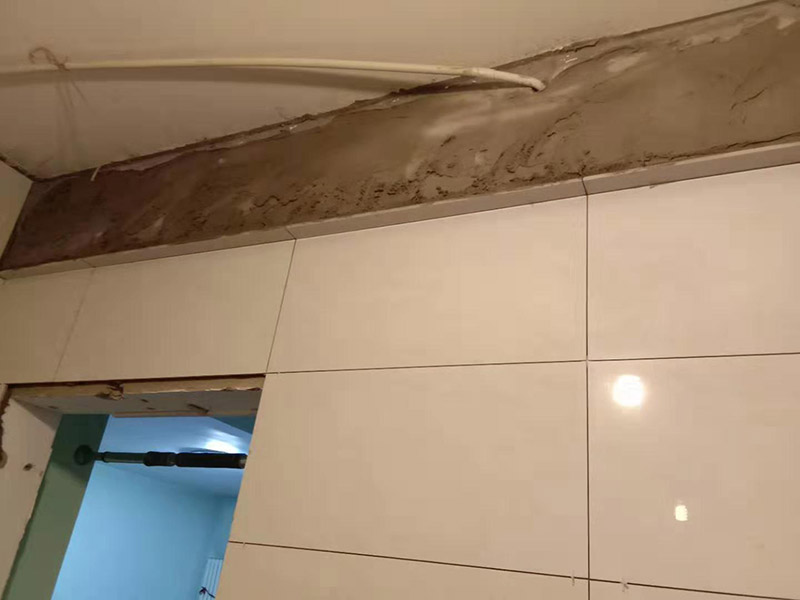 廚房貼瓷磚維修：貼磚之前你的用大盆將瓷磚浸泡12小時(shí)然后再拿到蔭涼出放置12小時(shí)；地面抄平完畢，做好地面防水及防水保護(hù)層。做好水電管線已安裝，并堵實(shí)抹平腳手眼和管洞等。臉盆架、鏡卡、管卡、水箱、煤氣等應(yīng)埋好防腐木磚，位置準(zhǔn)確。然后將殘存在基層的砂漿粉渣、灰塵、油污等清理干凈，并提前澆水濕潤(rùn)。 待底層灰六、七層干時(shí)，按圖紙要求，面磚規(guī)格及實(shí)際條件進(jìn)行排磚、彈線。刮平，隨抹隨自上而下粘貼面磚，要求砂漿飽滿，虧灰時(shí)，取下重貼，并隨時(shí)用靠尺檢查平整度，同時(shí)保證縫隙寬度一致貼完經(jīng)自檢無(wú)空鼓、不平、不直后，用棉紗擦干凈，用白水泥漿或拍干水泥擦縫，用布將縫內(nèi)的素漿擦勻，磚面擦干凈。