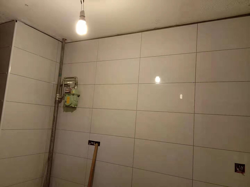 廚房貼瓷磚維修：貼磚之前你的用大盆將瓷磚浸泡12小時(shí)然后再拿到蔭涼出放置12小時(shí)；地面抄平完畢，做好地面防水及防水保護(hù)層。做好水電管線已安裝，并堵實(shí)抹平腳手眼和管洞等。臉盆架、鏡卡、管卡、水箱、煤氣等應(yīng)埋好防腐木磚，位置準(zhǔn)確。然后將殘存在基層的砂漿粉渣、灰塵、油污等清理干凈，并提前澆水濕潤(rùn)。 待底層灰六、七層干時(shí)，按圖紙要求，面磚規(guī)格及實(shí)際條件進(jìn)行排磚、彈線。刮平，隨抹隨自上而下粘貼面磚，要求砂漿飽滿，虧灰時(shí)，取下重貼，并隨時(shí)用靠尺檢查平整度，同時(shí)保證縫隙寬度一致貼完經(jīng)自檢無(wú)空鼓、不平、不直后，用棉紗擦干凈，用白水泥漿或拍干水泥擦縫，用布將縫內(nèi)的素漿擦勻，磚面擦干凈。