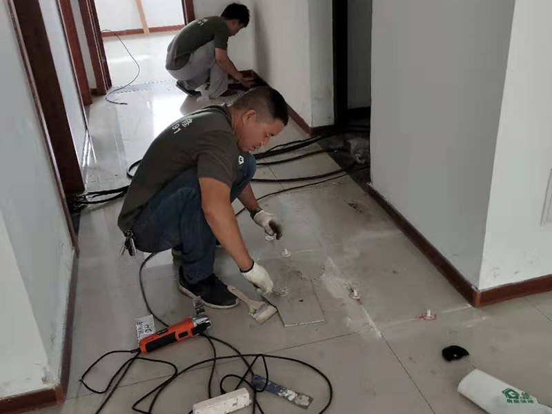 客廳走廊瓷磚空鼓維修：瓷磚的中間位置出現(xiàn)空鼓情況，這種情況就需要將這塊瓷磚撬下來(lái)重新鋪設(shè)了。具體要采取從瓷磚中間部分開(kāi)砸，但是不能從中間直接砸，可以使用小型水鉆先開(kāi)個(gè)孔，再使用工具慢慢的向四周蔓延的方式來(lái)撬開(kāi)瓷磚，避免將周邊的額瓷磚損壞。