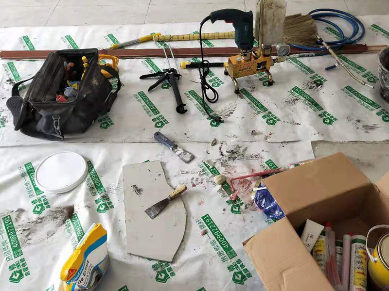 客廳走廊瓷磚空鼓維修：瓷磚的中間位置出現(xiàn)空鼓情況，這種情況就需要將這塊瓷磚撬下來(lái)重新鋪設(shè)了。具體要采取從瓷磚中間部分開(kāi)砸，但是不能從中間直接砸，可以使用小型水鉆先開(kāi)個(gè)孔，再使用工具慢慢的向四周蔓延的方式來(lái)撬開(kāi)瓷磚，避免將周邊的額瓷磚損壞。