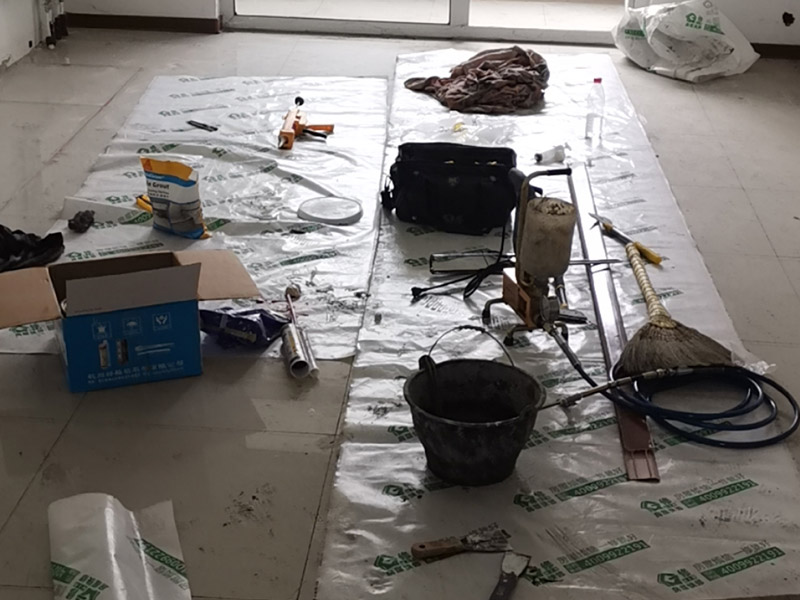 客廳走廊瓷磚空鼓維修：瓷磚的中間位置出現(xiàn)空鼓情況，這種情況就需要將這塊瓷磚撬下來(lái)重新鋪設(shè)了。具體要采取從瓷磚中間部分開(kāi)砸，但是不能從中間直接砸，可以使用小型水鉆先開(kāi)個(gè)孔，再使用工具慢慢的向四周蔓延的方式來(lái)撬開(kāi)瓷磚，避免將周邊的額瓷磚損壞。