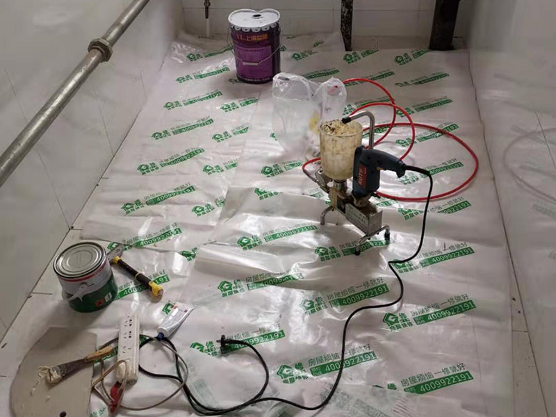 地磚空鼓維修：如果是墻面的邊角出現(xiàn)空鼓的情況，采用灌漿法進(jìn)行維修瓷磚四周縫隙鏟開，然后用比較稀的水泥進(jìn)行灌注并且要邊灌邊敲擊瓷磚，這樣可以將水泥漿滲透，不易對瓷磚造成破壞。 瓷磚空鼓，但基層砂漿未脫落，可以用耐候膠進(jìn)行鋪貼。 瓷磚空鼓，瓷磚基層粘貼砂漿已松動，這種情況就需要將這塊瓷磚刨下來重新用水泥砂漿進(jìn)行鋪設(shè)了。 鋪貼墻磚前對墻面進(jìn)行灑水潤濕，并對釉面磚充分浸泡（30分鐘左右），鋪貼時用皮錘敲實可以避免空鼓的產(chǎn)生。