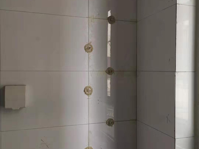 地磚空鼓維修：如果是墻面的邊角出現(xiàn)空鼓的情況，采用灌漿法進(jìn)行維修瓷磚四周縫隙鏟開，然后用比較稀的水泥進(jìn)行灌注并且要邊灌邊敲擊瓷磚，這樣可以將水泥漿滲透，不易對瓷磚造成破壞。 瓷磚空鼓，但基層砂漿未脫落，可以用耐候膠進(jìn)行鋪貼。 瓷磚空鼓，瓷磚基層粘貼砂漿已松動，這種情況就需要將這塊瓷磚刨下來重新用水泥砂漿進(jìn)行鋪設(shè)了。 鋪貼墻磚前對墻面進(jìn)行灑水潤濕，并對釉面磚充分浸泡（30分鐘左右），鋪貼時用皮錘敲實可以避免空鼓的產(chǎn)生。