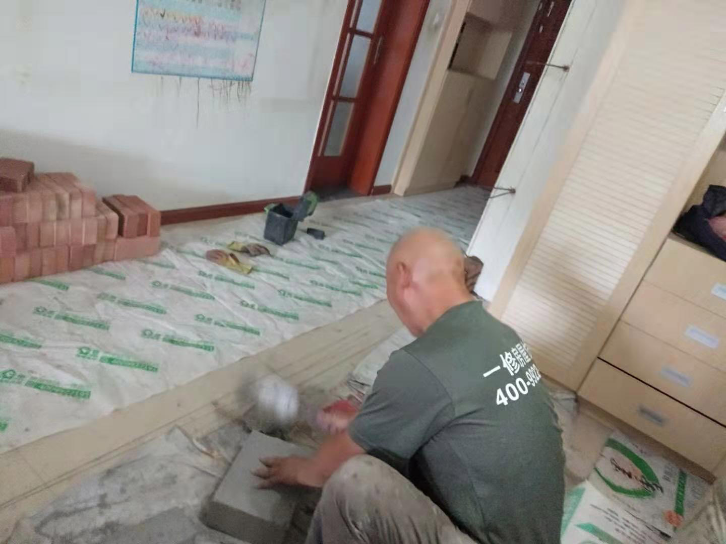 放線砌磚服務(wù)：砌墻宜采用一鏟灰、一塊磚、一擠揉的砌磚法。通常包括抄平、放線、擺磚樣、立皮數(shù)桿、掛準(zhǔn)線、鋪灰、砌磚等工序。如果是清水墻體，還要進(jìn)行勾縫。未成形的墻體上方，會吊著數(shù)根細(xì)線。這是用來保證墻面主縫垂直，不游丁走縫，當(dāng)砌完一步架高時，宜每隔2m水平間距，在丁磚立楞位置彈兩道垂直立線，可以分段控制游丁走縫。