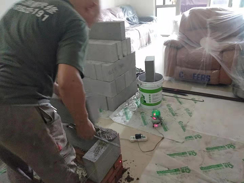 放線砌磚服務(wù)：砌墻宜采用一鏟灰、一塊磚、一擠揉的砌磚法。通常包括抄平、放線、擺磚樣、立皮數(shù)桿、掛準(zhǔn)線、鋪灰、砌磚等工序。如果是清水墻體，還要進(jìn)行勾縫。未成形的墻體上方，會吊著數(shù)根細(xì)線。這是用來保證墻面主縫垂直，不游丁走縫，當(dāng)砌完一步架高時，宜每隔2m水平間距，在丁磚立楞位置彈兩道垂直立線，可以分段控制游丁走縫。