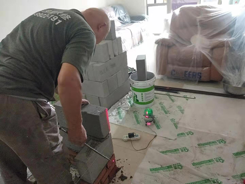 放線砌磚服務(wù)：砌墻宜采用一鏟灰、一塊磚、一擠揉的砌磚法。通常包括抄平、放線、擺磚樣、立皮數(shù)桿、掛準(zhǔn)線、鋪灰、砌磚等工序。如果是清水墻體，還要進(jìn)行勾縫。未成形的墻體上方，會吊著數(shù)根細(xì)線。這是用來保證墻面主縫垂直，不游丁走縫，當(dāng)砌完一步架高時，宜每隔2m水平間距，在丁磚立楞位置彈兩道垂直立線，可以分段控制游丁走縫。