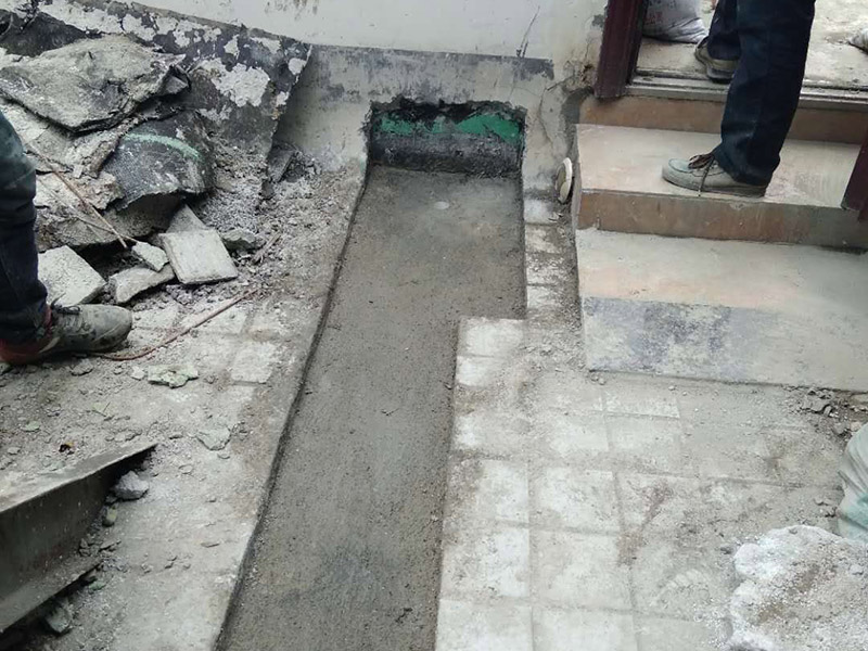 露臺花臺防水施工：是建議在干燥的地方施工，基面越干燥，產(chǎn)品才能滲透越深，如果基面里面都是水分，密度大，材料無法很好的滲透進去。關(guān)于防水堵漏的原理，水的漏水源頭沒有堵住，水只會一直往墻體滲透，長期存在墻體內(nèi)部，當(dāng)水份達到一定程度會從墻體其他地方滲漏出來。并無法解決根本的問題，只有在屋頂或者外墻外面噴防水劑，讓水無法滲透進墻體直接流走才能徹底解決問題。