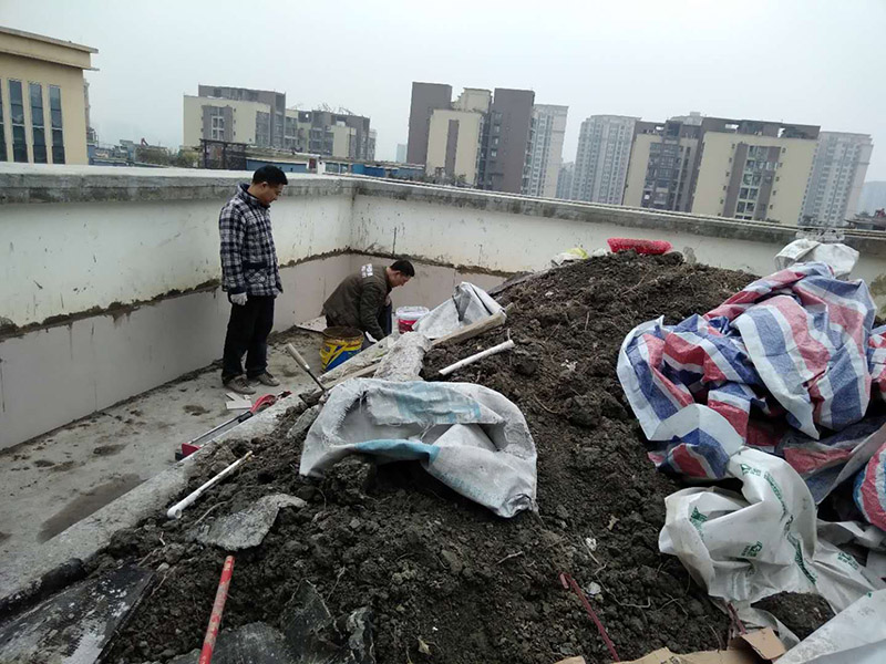 露臺花臺防水施工：是建議在干燥的地方施工，基面越干燥，產(chǎn)品才能滲透越深，如果基面里面都是水分，密度大，材料無法很好的滲透進去。關(guān)于防水堵漏的原理，水的漏水源頭沒有堵住，水只會一直往墻體滲透，長期存在墻體內(nèi)部，當(dāng)水份達到一定程度會從墻體其他地方滲漏出來。并無法解決根本的問題，只有在屋頂或者外墻外面噴防水劑，讓水無法滲透進墻體直接流走才能徹底解決問題。