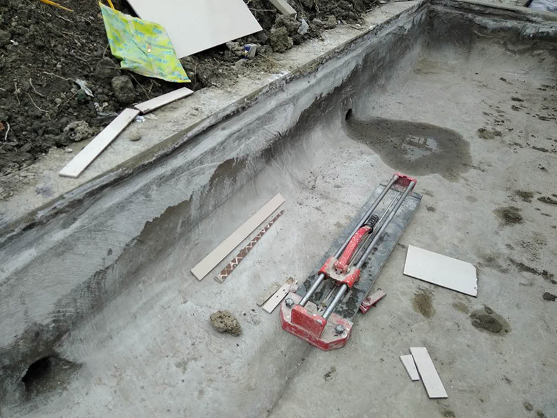 露臺花臺防水施工：是建議在干燥的地方施工，基面越干燥，產(chǎn)品才能滲透越深，如果基面里面都是水分，密度大，材料無法很好的滲透進去。關(guān)于防水堵漏的原理，水的漏水源頭沒有堵住，水只會一直往墻體滲透，長期存在墻體內(nèi)部，當(dāng)水份達到一定程度會從墻體其他地方滲漏出來。并無法解決根本的問題，只有在屋頂或者外墻外面噴防水劑，讓水無法滲透進墻體直接流走才能徹底解決問題。