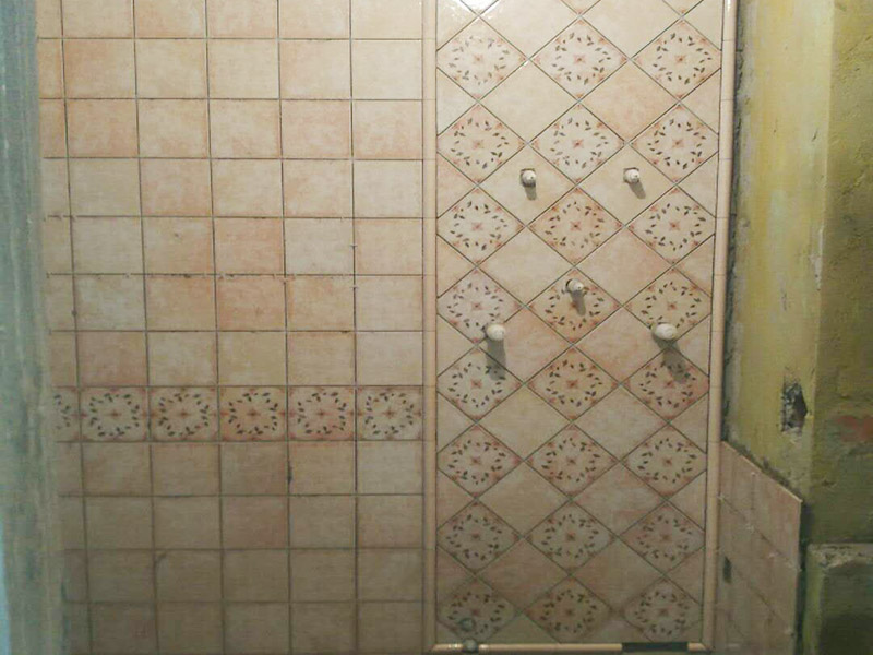 衛(wèi)生間花磚鋪貼：將水泥與少量建筑膠混合拌勻，做成粘貼劑。把粘貼劑用鏟刀鏟到地面刮平后將瓷磚鋪上，再用鏟刀壓實，這樣自上而下或自左而右的一排排粘貼即可。全部鋪完后，用白水泥漿美縫，把瓷磚間的間隙填實，這樣就完成了