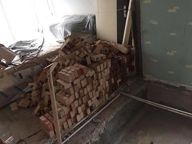 房屋砌墻施工：1、選磚：砌磚前應(yīng)選擇棱角整齊、無彎曲裂紋、顏色均勻、規(guī)格基本一致的磚。 2、盤角：砌筑磚砌體前應(yīng)先進行盤角，每次盤角高度應(yīng)以3-5層磚為宜，盤角要及時、準(zhǔn)確地用吊線及靠尺檢查。若有偏差應(yīng)隨時修整。盤角應(yīng)嚴(yán)格對照底盤線、皮數(shù)桿的豎向標(biāo)高，水平灰縫要均勻一致。盤角應(yīng)堅持及時檢查和修整，保持新盤角的平整和垂直必須完全符合驗評標(biāo)準(zhǔn)規(guī)定的允許偏差值，方可掛線砌磚。 3、掛線：砌筑一磚半及其以上厚墻體時，應(yīng)及時雙面掛線進行砌筑。砌一磚厚清水墻與混水墻體的時候。應(yīng)掛外手線進行砌筑。 4、構(gòu)造柱馬牙搓設(shè)置：砌體留置馬牙搓要求先退后進，應(yīng)于每層往腳開始先退五皮磚、后挑出五皮磚做馬牙搓，搓寬為60mm，搓高為300mm，以保證柱腳為大斷面。 5、砌磚：磚砌體的砌筑，應(yīng)上下錯縫，內(nèi)外搭砌。砌筑時上口拉線采用一鏟灰、一塊磚、一擠揉的&ldquo;三、一&rdquo;砌磚法進行作業(yè)。砌筑時，首先應(yīng)將灰打勻打平，磚要放平，壘砌時一定要跟線，左、右相鄰要對平。