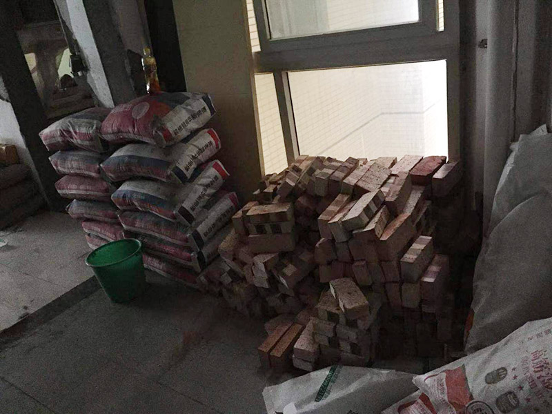 房屋砌墻施工：1、選磚：砌磚前應(yīng)選擇棱角整齊、無彎曲裂紋、顏色均勻、規(guī)格基本一致的磚。 2、盤角：砌筑磚砌體前應(yīng)先進行盤角，每次盤角高度應(yīng)以3-5層磚為宜，盤角要及時、準(zhǔn)確地用吊線及靠尺檢查。若有偏差應(yīng)隨時修整。盤角應(yīng)嚴(yán)格對照底盤線、皮數(shù)桿的豎向標(biāo)高，水平灰縫要均勻一致。盤角應(yīng)堅持及時檢查和修整，保持新盤角的平整和垂直必須完全符合驗評標(biāo)準(zhǔn)規(guī)定的允許偏差值，方可掛線砌磚。 3、掛線：砌筑一磚半及其以上厚墻體時，應(yīng)及時雙面掛線進行砌筑。砌一磚厚清水墻與混水墻體的時候。應(yīng)掛外手線進行砌筑。 4、構(gòu)造柱馬牙搓設(shè)置：砌體留置馬牙搓要求先退后進，應(yīng)于每層往腳開始先退五皮磚、后挑出五皮磚做馬牙搓，搓寬為60mm，搓高為300mm，以保證柱腳為大斷面。 5、砌磚：磚砌體的砌筑，應(yīng)上下錯縫，內(nèi)外搭砌。砌筑時上口拉線采用一鏟灰、一塊磚、一擠揉的&ldquo;三、一&rdquo;砌磚法進行作業(yè)。砌筑時，首先應(yīng)將灰打勻打平，磚要放平，壘砌時一定要跟線，左、右相鄰要對平。