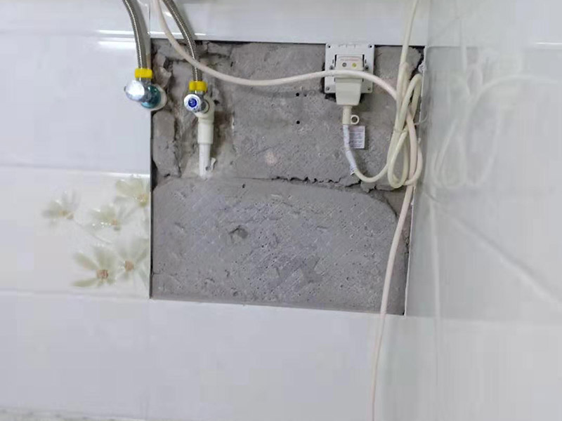 墻面瓷磚修補：1、若砂漿bai未松動，僅是瓷磚脫落，du可將瓷磚背面和四周粘附的砂漿刮凈zhi后，在107膠中摻入少許水泥成糊狀，在dao瓷磚背面均勻地涂上薄薄的一層，稍后壓緊瓷磚即可粘牢。 2、若砂漿連同瓷磚一同掉落，先在原基礎面上輕輕鑿些毛坑后，用拌有107膠的砂漿重新鑲貼，或用水泥、E－44環(huán)氧樹脂、丙酮、乙二胺(化工商店有售)按5：3：2：1的比例拌勻后，用毛刷在基礎面上刷一層，然后將脫落的瓷磚壓上去，直至砂漿硬化。