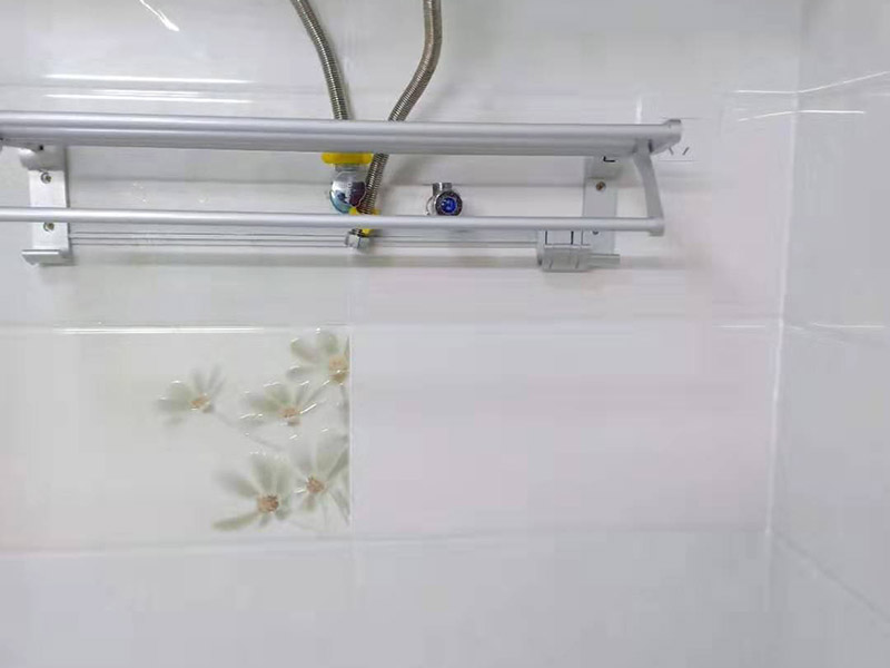 墻面瓷磚修補：1、若砂漿bai未松動，僅是瓷磚脫落，du可將瓷磚背面和四周粘附的砂漿刮凈zhi后，在107膠中摻入少許水泥成糊狀，在dao瓷磚背面均勻地涂上薄薄的一層，稍后壓緊瓷磚即可粘牢。 2、若砂漿連同瓷磚一同掉落，先在原基礎面上輕輕鑿些毛坑后，用拌有107膠的砂漿重新鑲貼，或用水泥、E－44環(huán)氧樹脂、丙酮、乙二胺(化工商店有售)按5：3：2：1的比例拌勻后，用毛刷在基礎面上刷一層，然后將脫落的瓷磚壓上去，直至砂漿硬化。