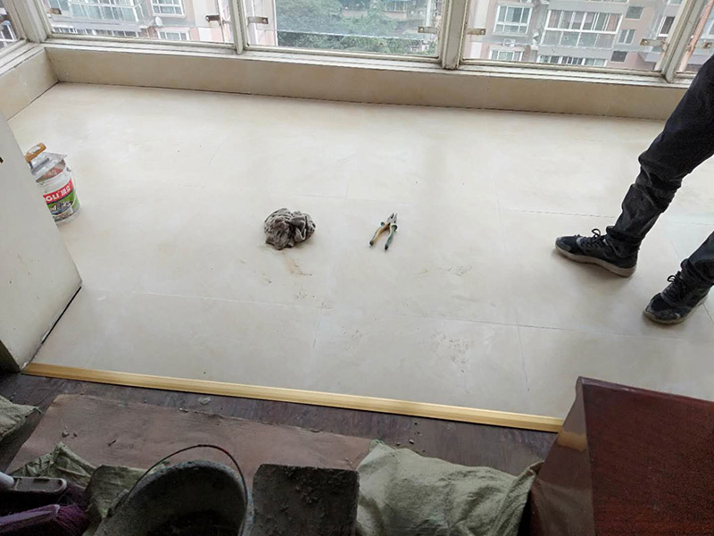 客廳瓷磚安裝： 1:瓷磚黏著劑這也叫干貼法,是一種新式的鋪裝輔料。和以往砂漿水泥濕貼不一樣的是,瓷磚不需預(yù)先浸水,基面不需打濕,只需地上平坦,其它條件較好就行。這種貼法瓷磚黏著度較高,比傳統(tǒng)的砂漿水泥作用要好,比照格外適用作業(yè)面小、環(huán)境較好的中小戶型家庭裝飾。 2:多彩填縫劑這個不是通常五顏六色水泥,通常用于留縫鋪裝的地上或墻面。其特色是顏色的固著力強(qiáng)、耐壓耐磨、不堿化、不縮短、不粉化。它的呈現(xiàn)改變了瓷磚縫隙水掉落黏著不牢的缺點(diǎn),并且使縫隙的顏色和瓷磚般配顯得共同協(xié)調(diào),相輔相成。