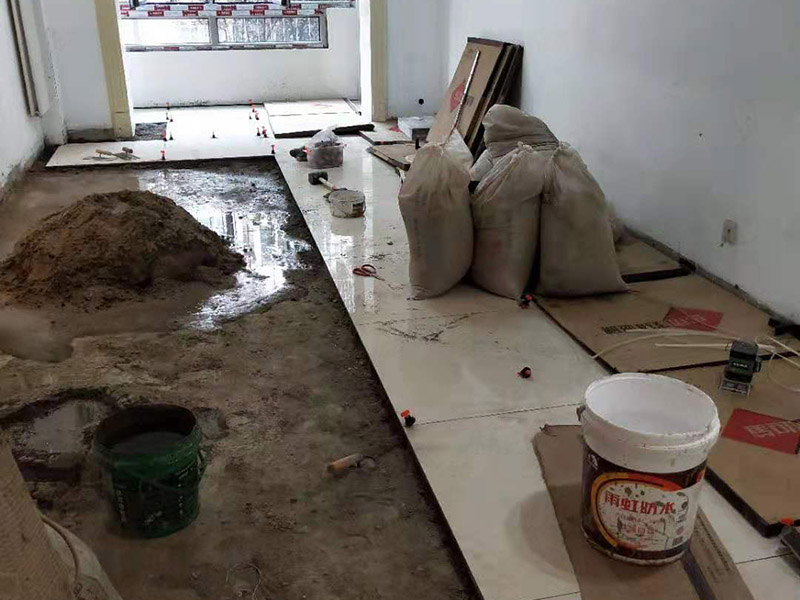 客廳瓷磚安裝： 1:瓷磚黏著劑這也叫干貼法,是一種新式的鋪裝輔料。和以往砂漿水泥濕貼不一樣的是,瓷磚不需預(yù)先浸水,基面不需打濕,只需地上平坦,其它條件較好就行。這種貼法瓷磚黏著度較高,比傳統(tǒng)的砂漿水泥作用要好,比照格外適用作業(yè)面小、環(huán)境較好的中小戶型家庭裝飾。 2:多彩填縫劑這個不是通常五顏六色水泥,通常用于留縫鋪裝的地上或墻面。其特色是顏色的固著力強(qiáng)、耐壓耐磨、不堿化、不縮短、不粉化。它的呈現(xiàn)改變了瓷磚縫隙水掉落黏著不牢的缺點(diǎn),并且使縫隙的顏色和瓷磚般配顯得共同協(xié)調(diào),相輔相成。