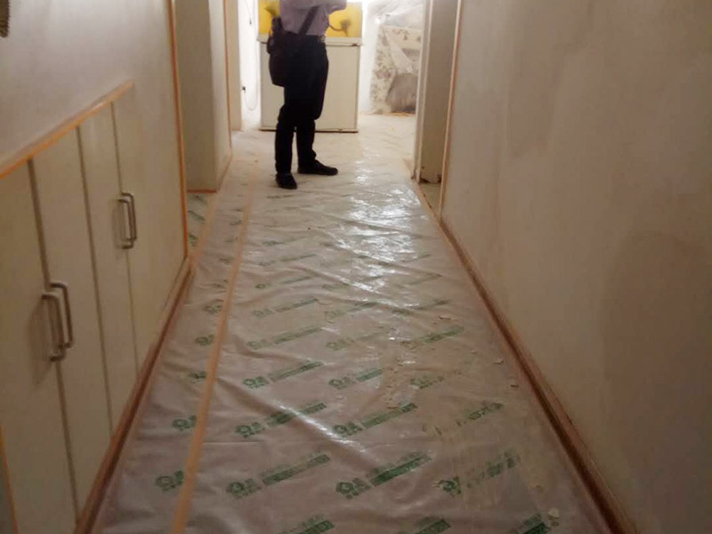 客廳瓷磚安裝： 1:瓷磚黏著劑這也叫干貼法,是一種新式的鋪裝輔料。和以往砂漿水泥濕貼不一樣的是,瓷磚不需預(yù)先浸水,基面不需打濕,只需地上平坦,其它條件較好就行。這種貼法瓷磚黏著度較高,比傳統(tǒng)的砂漿水泥作用要好,比照格外適用作業(yè)面小、環(huán)境較好的中小戶型家庭裝飾。 2:多彩填縫劑這個不是通常五顏六色水泥,通常用于留縫鋪裝的地上或墻面。其特色是顏色的固著力強(qiáng)、耐壓耐磨、不堿化、不縮短、不粉化。它的呈現(xiàn)改變了瓷磚縫隙水掉落黏著不牢的缺點(diǎn),并且使縫隙的顏色和瓷磚般配顯得共同協(xié)調(diào),相輔相成。