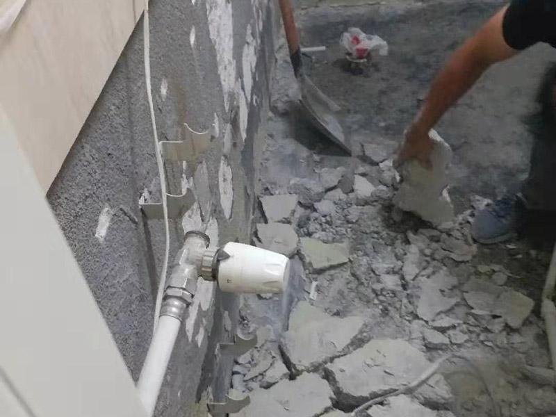 墻磚拆除建渣清運：建筑垃圾最終處置以回填為主。除少數(shù)幾個城市外，大部分城市沒有專門的建筑垃圾填埋場。絕大部分建筑垃圾未經(jīng)任何處理，直接運往郊外或鄉(xiāng)村，采用露天堆放或填埋的方式進行處理，這種簡易堆填耗用大量的土地資源，有極大的安全風(fēng)險。此外，建筑垃圾運輸、堆放過程中產(chǎn)生的空氣粉塵、污水污染等問題又造成了較嚴重的環(huán)境污染。對建筑垃圾進行技術(shù)處理可產(chǎn)生新的材料，但國內(nèi)建筑垃圾資源化利用的案例較少、資源化利用方法不多。