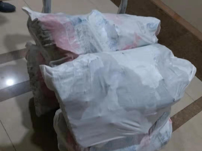 墻磚拆除建渣清運：建筑垃圾最終處置以回填為主。除少數(shù)幾個城市外，大部分城市沒有專門的建筑垃圾填埋場。絕大部分建筑垃圾未經(jīng)任何處理，直接運往郊外或鄉(xiāng)村，采用露天堆放或填埋的方式進行處理，這種簡易堆填耗用大量的土地資源，有極大的安全風(fēng)險。此外，建筑垃圾運輸、堆放過程中產(chǎn)生的空氣粉塵、污水污染等問題又造成了較嚴重的環(huán)境污染。對建筑垃圾進行技術(shù)處理可產(chǎn)生新的材料，但國內(nèi)建筑垃圾資源化利用的案例較少、資源化利用方法不多。