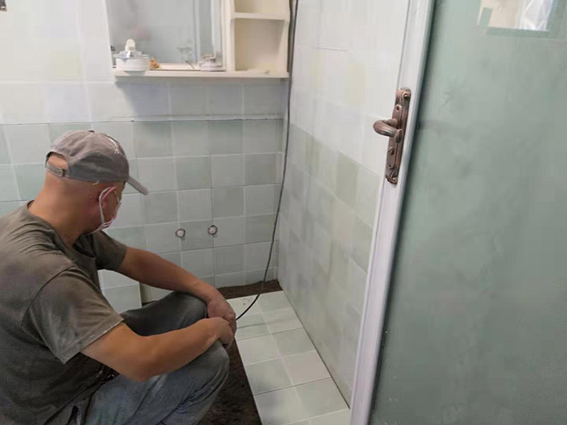 廁所地面貼瓷磚：首先將選購(gòu)好的瓷磚清潔干凈，并du在水中浸泡2個(gè)小時(shí)以上，瓷磚的浸泡是為了能讓瓷磚充分的吸收水分，避免在鋪貼完成之后吸取材料中的水分，而影響瓷磚與地面的粘貼度，造成起空鼓、脫落等現(xiàn)象，開(kāi)始鋪貼瓷磚之前需要從水中取出并將便面的水分擦去，以便鋪貼。 設(shè)置輔助線在開(kāi)始瓷磚進(jìn)行鋪貼之前，需先在墻面上吊垂線，吊垂線是用來(lái)確定瓷磚與墻面的尺寸，再設(shè)置水平線，這樣能夠保證瓷磚鋪貼過(guò)程中保持橫平豎直的平整度。 順序鋪貼通常地磚的鋪貼都是由門(mén)窗邊或者陽(yáng)臺(tái)開(kāi)始的，保證從上到下，由左及右的順序行進(jìn)，先用水潤(rùn)曾找平層，再用鏟子將水泥抹在瓷磚的背面，再將瓷磚貼在地面，再用橡膠錘輕輕敲擊瓷磚，使水泥充滿墻面與瓷磚之間的空隙。